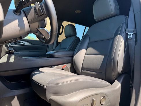 Used 2025 Chevrolet Traverse LT FWD image 27