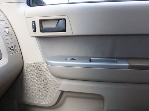 Used 2010 Ford Escape XLT image 17