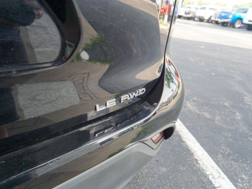 Used 2022 Toyota Highlander LE AWD/4WD image 9