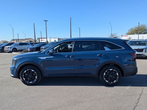 Certified 2025 Kia Sorento S w/ Panoramic Sunroof Package image 2