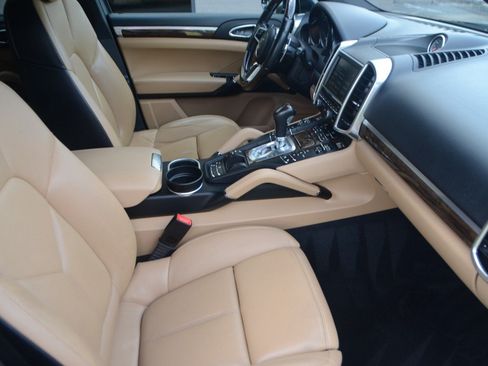Used 2016 Porsche Cayenne AWD/4WD image 12