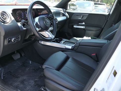 Used 2025 Mercedes-Benz GLB 250 4MATIC image 12