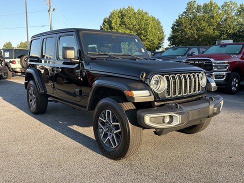 Used 2025 Jeep Wrangler Unlimited Sahara AWD/4WD image 3