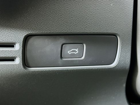 Used 2025 Volvo XC40 B5 Plus image 17