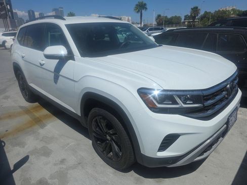 Certified 2023 Volkswagen Atlas SE w/ Black Wheel Package FWD image 7