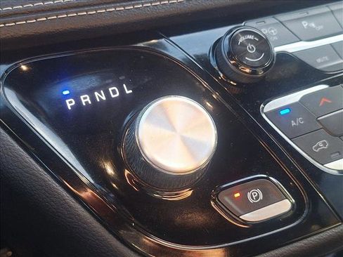 Used 2024 Chrysler Pacifica Limited image 14