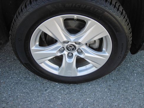 Used 2021 Toyota RAV4 LE AWD/4WD image 7