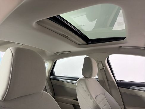 Used 2020 Ford Fusion SE FWD image 32