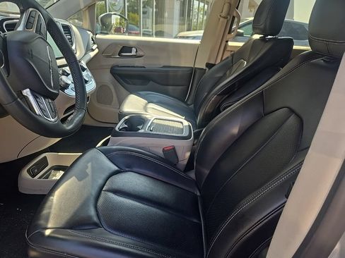 Used 2023 Chrysler Pacifica Touring-L FWD image 4
