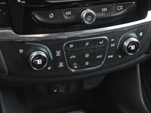 Used 2023 Chevrolet Traverse Premier image 18