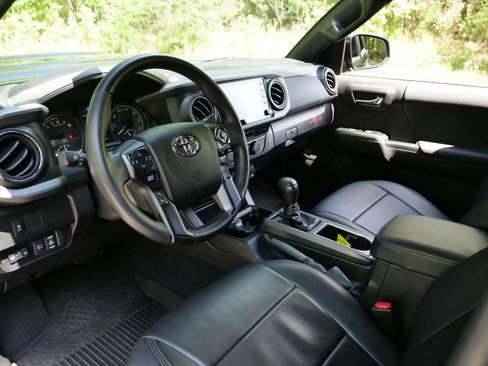 Used 2022 Toyota Tacoma TRD Sport AWD/4WD image 2