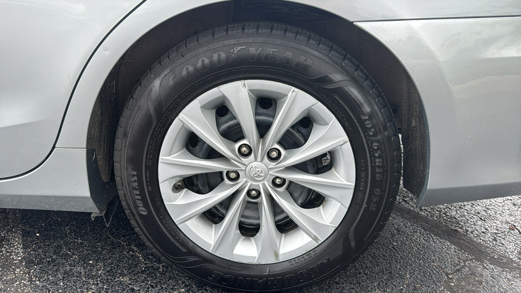Used 2016 Toyota Camry LE FWD image 10
