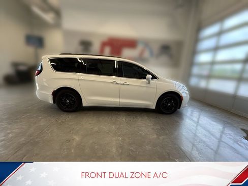 Used 2022 Chrysler Pacifica Touring-L FWD image 3