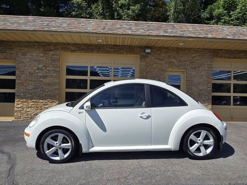 Used 2008 Volkswagen Beetle Triple White Edition FWD image 2