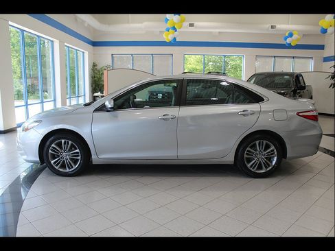 Used 2015 Toyota Camry SE FWD image 8
