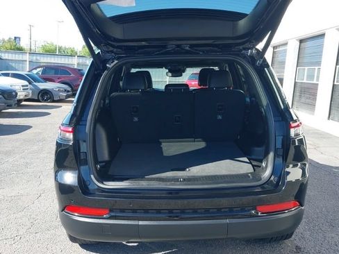 Used 2023 Jeep Grand Cherokee Altitude AWD/4WD image 9