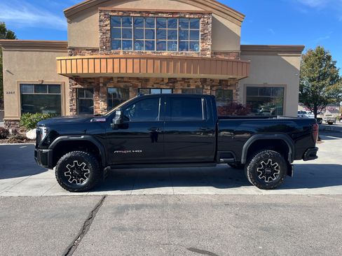 Used 2025 GMC Sierra 2500 AT4X image 2