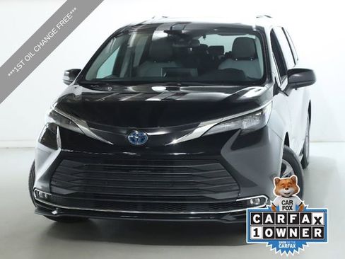 Used 2024 Toyota Sienna XLE image 1