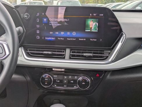 Used 2025 Chevrolet Trax LT w/ LT Convenience Package image 10