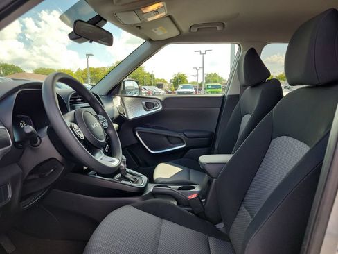 Used 2025 Kia Soul LX w/ LX Technology Package FWD image 18