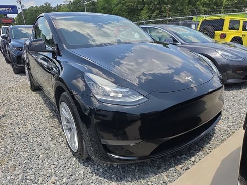 Used 2023 Tesla Model Y Long Range AWD/4WD image 2