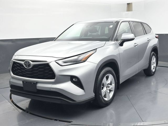 Used 2023 Toyota Highlander LE AWD/4WD image 1