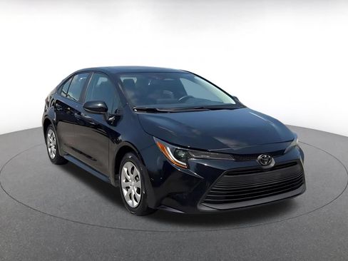 Used 2025 Toyota Corolla LE FWD image 2