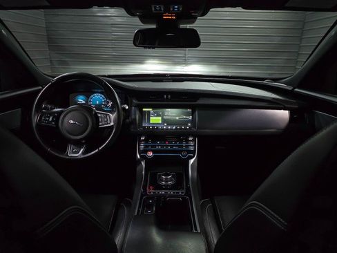 Used 2017 Jaguar XF R-Sport image 12
