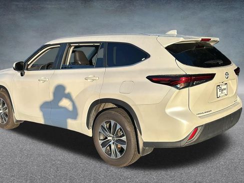 Used 2025 Toyota Highlander XLE AWD/4WD image 5