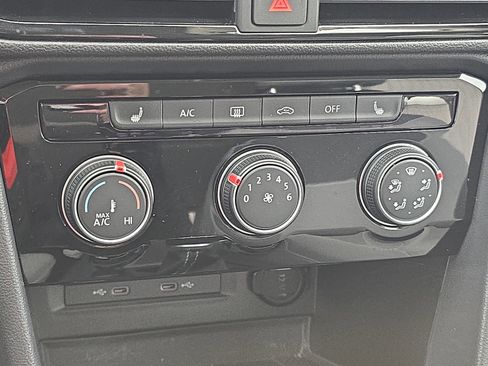 Certified 2023 Volkswagen Taos SE w/ Panoramic Sunroof Package image 23