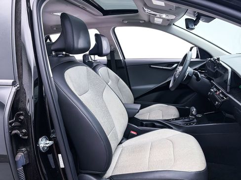 Used 2023 Kia Niro SX Touring FWD image 38
