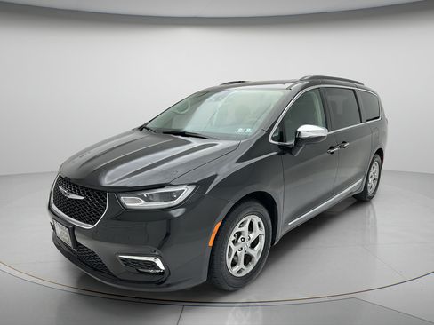 Used 2023 Chrysler Pacifica Limited FWD image 3