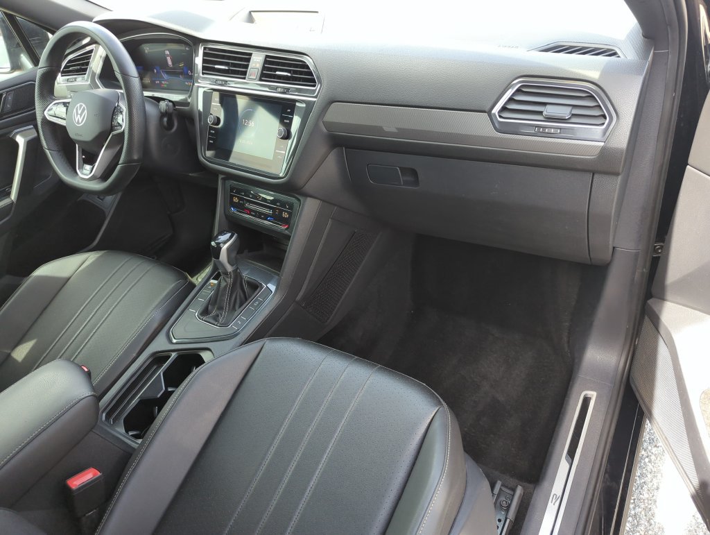 Used 2024 Volkswagen Tiguan SE R-Line FWD image 23