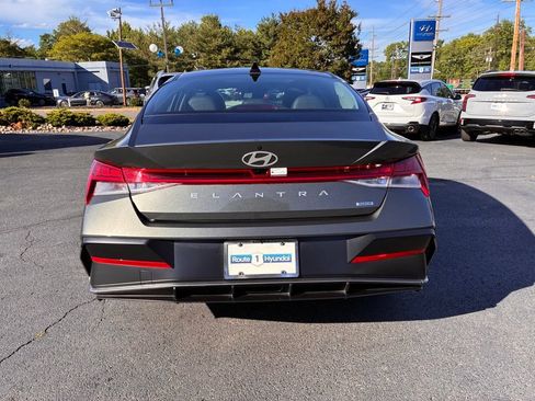 Used 2025 Hyundai Elantra Limited FWD image 6