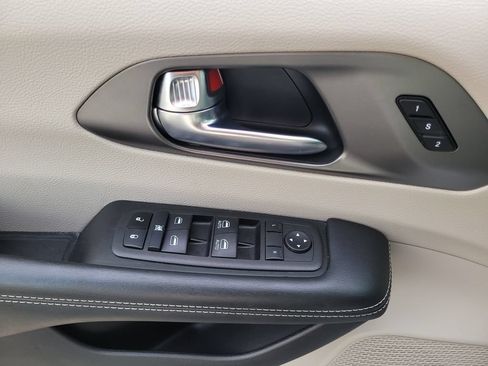 Used 2023 Chrysler Pacifica Touring-L FWD image 19