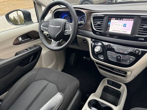Used 2022 Chrysler Voyager LX FWD image 21