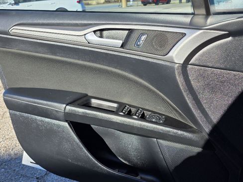 Used 2017 Ford Fusion SE w/ Fusion SE Technology Package image 34