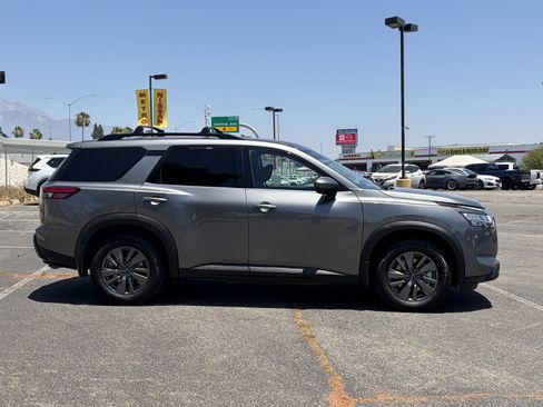 Used 2022 Nissan Pathfinder SV FWD image 2