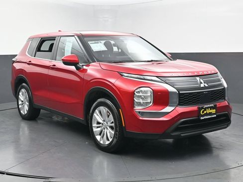 Used 2025 Mitsubishi Outlander ES image 3