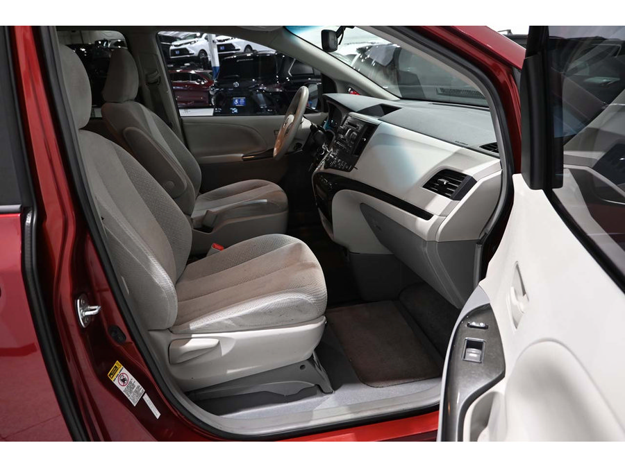 Used 2013 Toyota Sienna LE FWD image 15