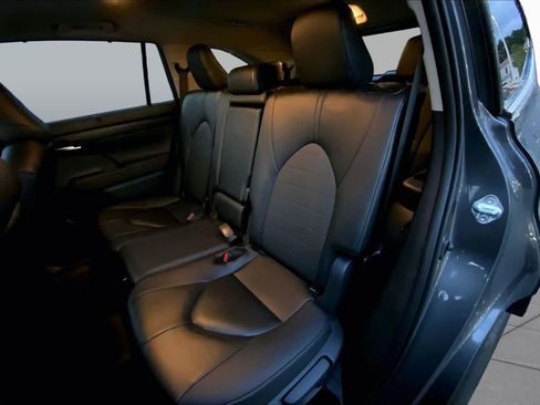 Used 2025 Toyota Highlander XLE FWD image 18