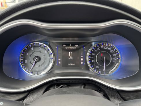 Used 2015 Chrysler 200 Limited image 10