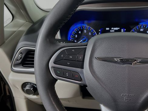 Used 2023 Chrysler Voyager LX image 19