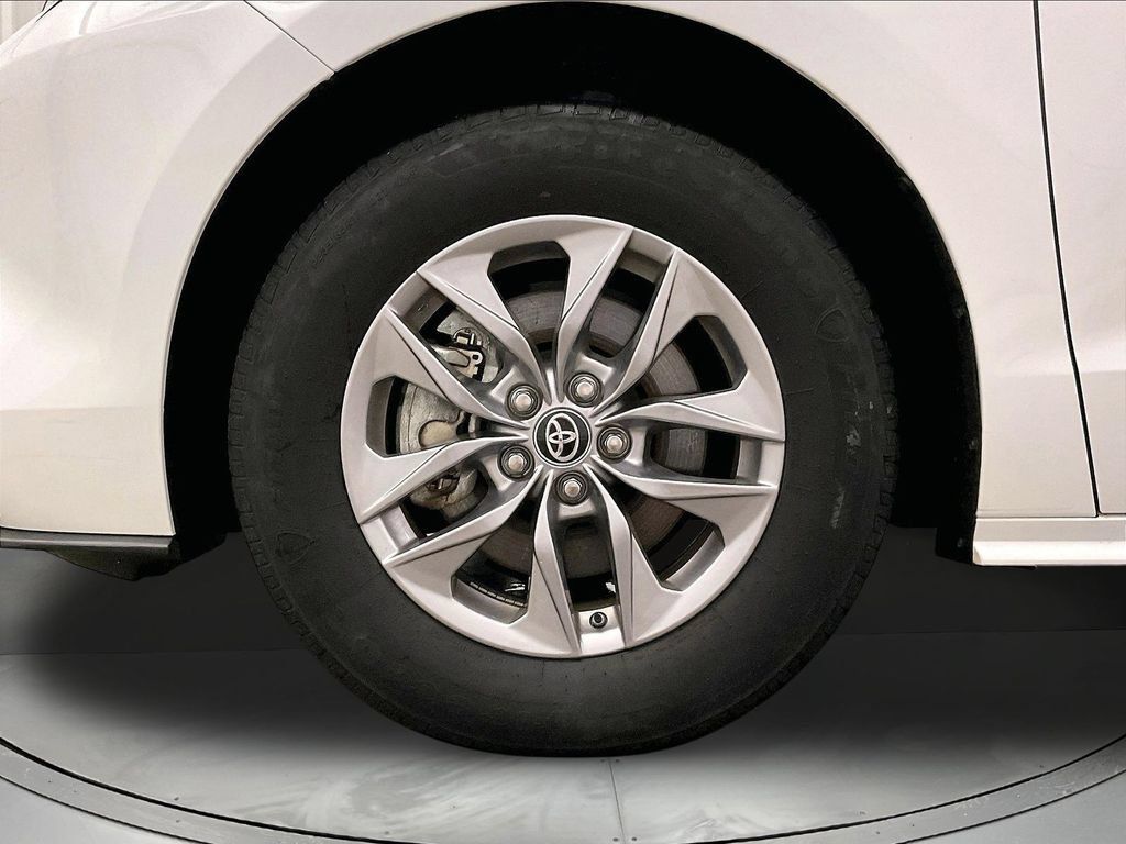 Used 2025 Toyota Sienna LE FWD image 12