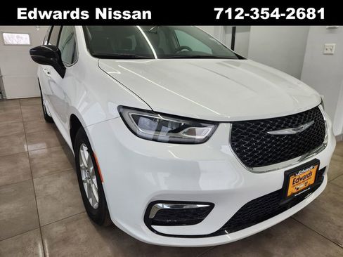 Used 2024 Chrysler Pacifica Touring-L image 2