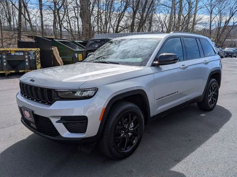 Used 2025 Jeep Grand Cherokee Altitude image 9
