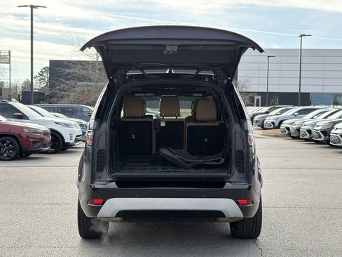 Used 2024 Land Rover Discovery Metropolitan Edition image 12