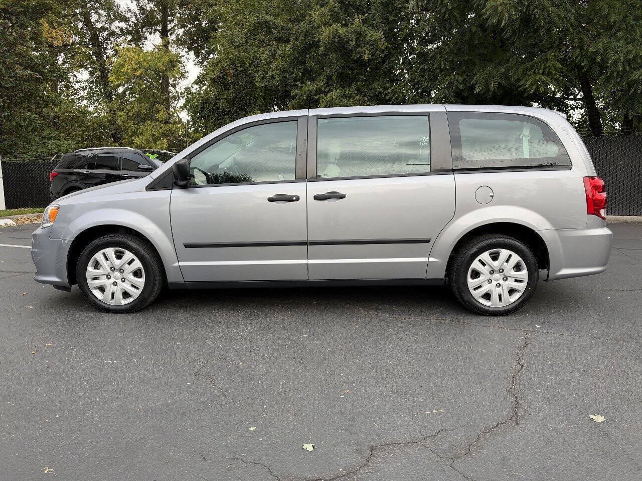 Used 2016 Dodge Grand Caravan American Value Package w/ UConnect Hands-Free Group FWD image 2
