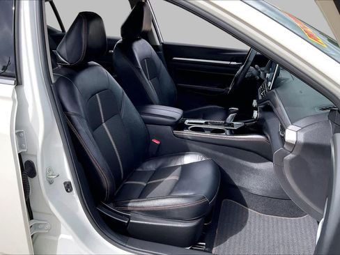 Used 2025 Nissan Altima 2.5 SR FWD image 9