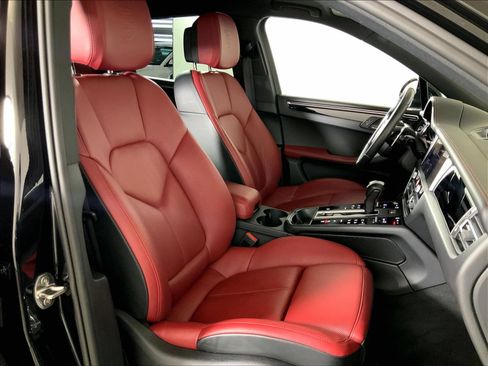 Certified 2026 Porsche Macan AWD/4WD image 18